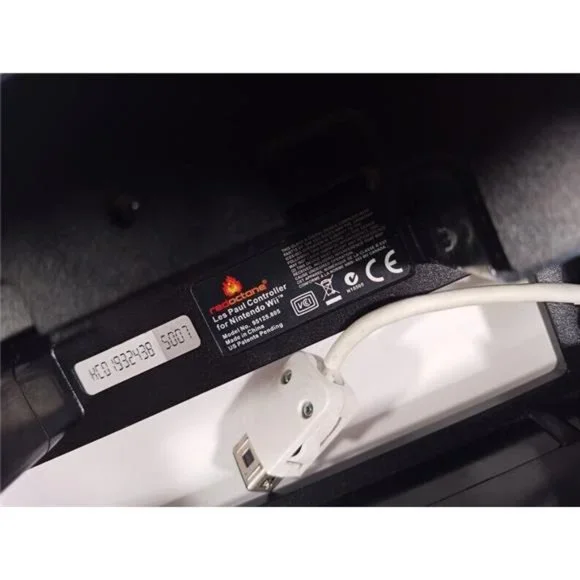 TESTED! Wii Guitar Hero Gibson Les Paul White Wireless Guitar w/ Strap & Game - Picture 2 of 10